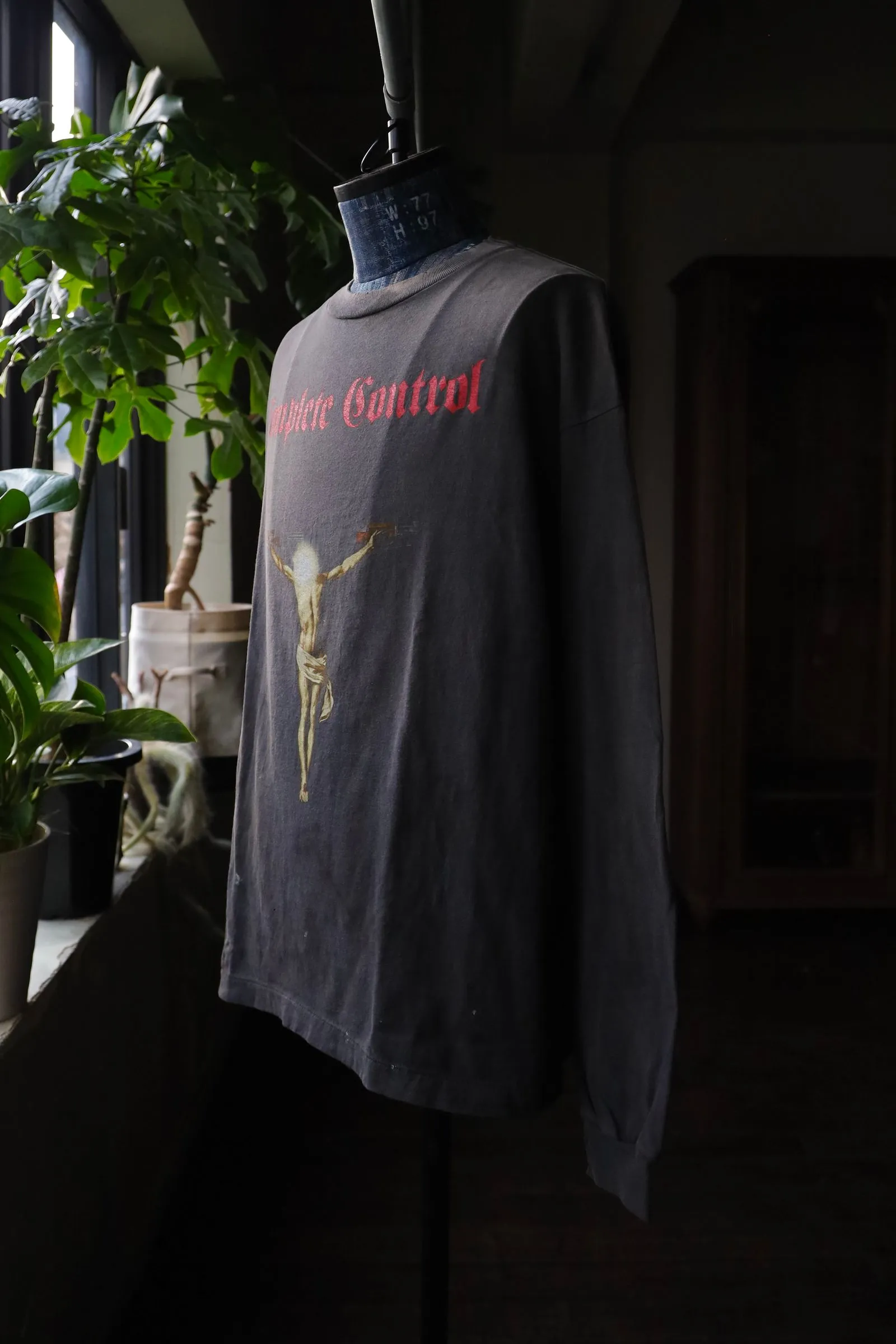 SAINT Mxxxxxx × Kosuke Kawamura KK_LS TEE/COMPLETE CONTRL/BLK KK joint model Jesus AK submachine gun cross long-sleeved TEE Washed black S-XL KK joint model creative submachine gun Jesus cross The fading of sulfur dye on ready-to-wear and washed water to make it old Hand-splashed ink hole processing The printing is repeatedly modified to outline the ultimate restoration ZP Cylindrical side seam high weight fabric Stiff and comfortable Correct accessories Customized co-branded wash mark/little angel mark, top purchasing agent level